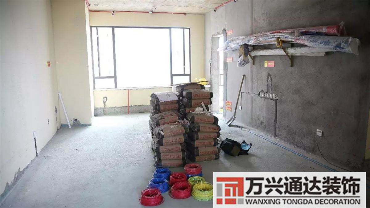 裝修現場裝修現場打柜子好還是定制的柜子好